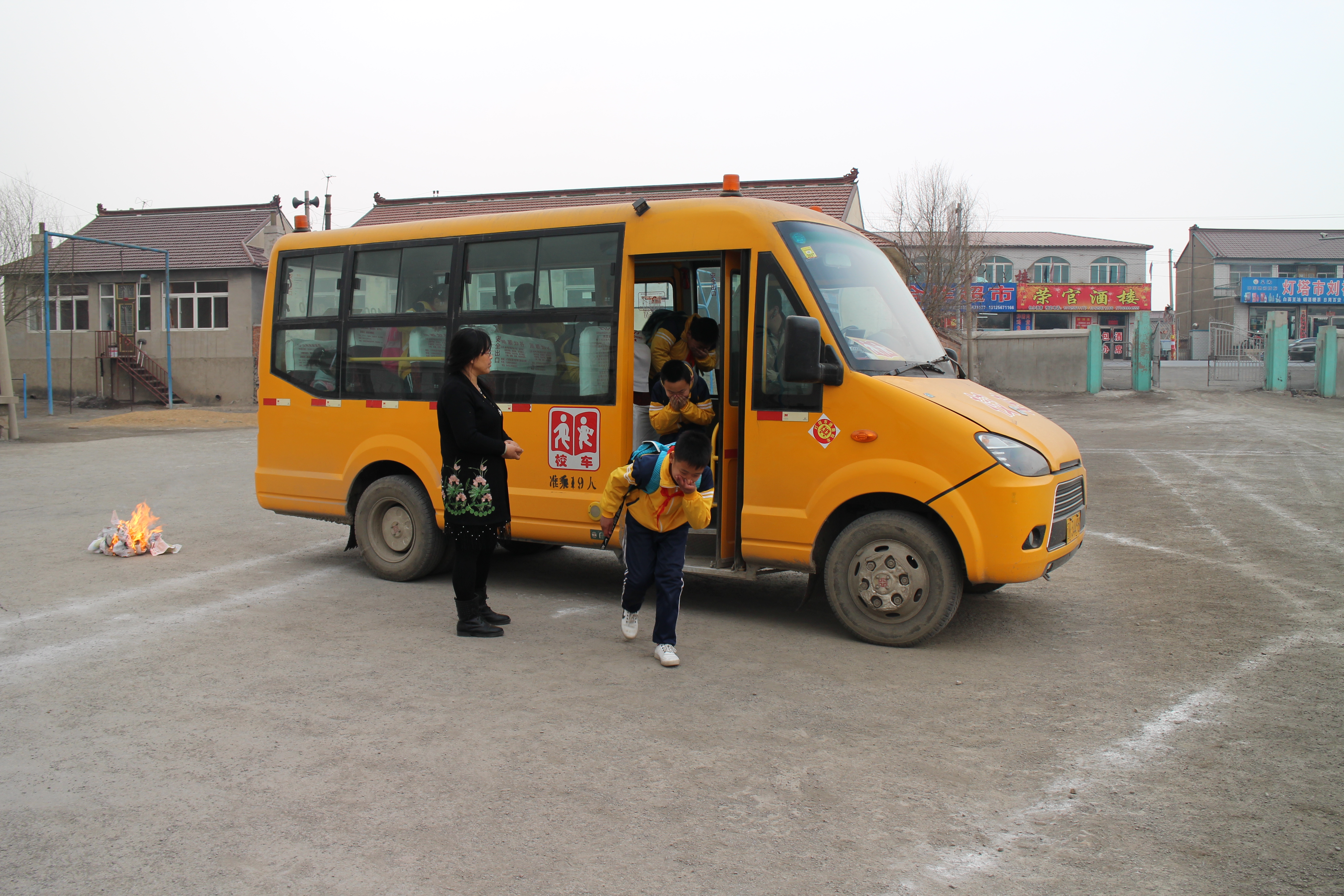 铧子镇荣官小学